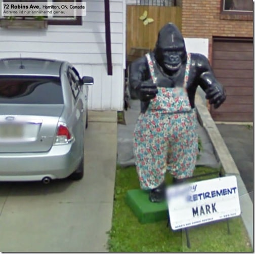Gorilla statue in an apron