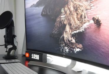 curved monitor display