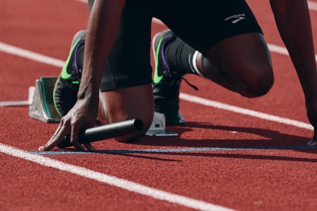 runner getting set for a race