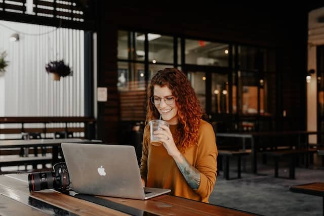 woman working on laptop in coffee shop