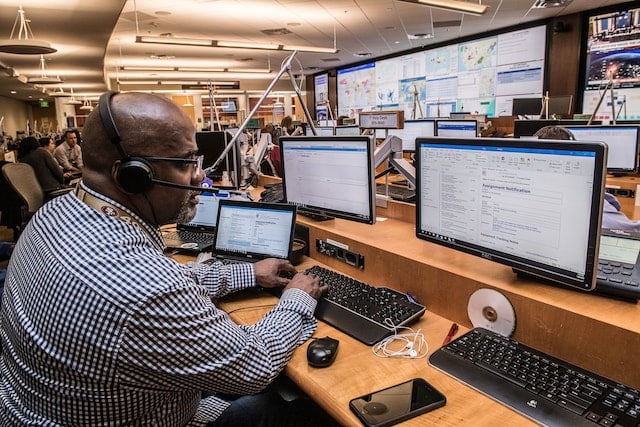 bullpen full of IT workers helping businesses with their software and troubleshooting needs