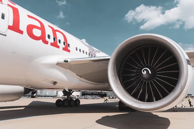 picture of a jet engine mounted on a plane