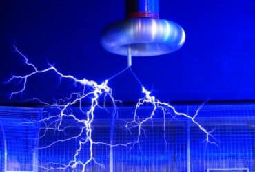 picture of a tesla coil making lightning