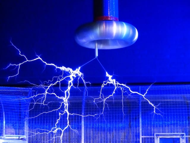 picture of a tesla coil making lightning