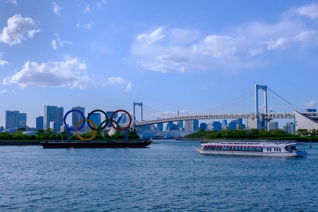 picture of the Olympic rings sitting on a barge in a river