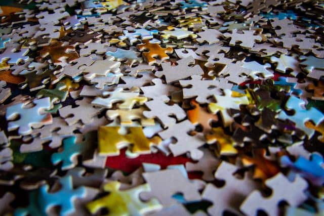 a closeup picture of hundreds of jigsaw puzzle pieces